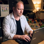 Björn arbeitet nachts am Acer Chromebook an seinem zweiten Standbein 2026.
